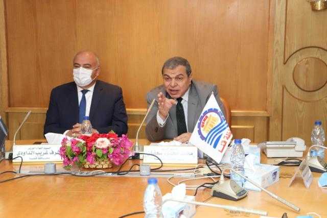«سعفان» ومحافظ قنا يلتقيان العمالة العائدة من الخارج لمساعدتهم في عمل مشروعات صغيرة