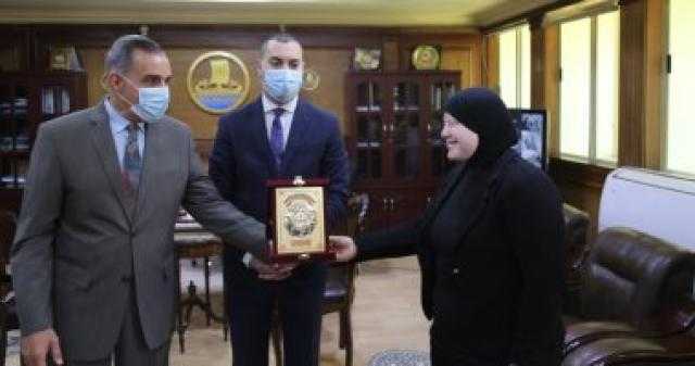محافظ كفر الشيخ يكرم بطلة العالم فى رفع الأثقال ويمنحها درع المحافظة
