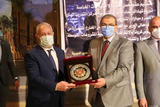«سعفان» ومحافظ الأقصر يتبادلان الدروع في حفل تسليم بوالص التأمين للعمالة غير المنتظمة