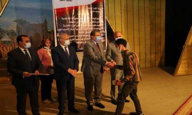 سعفان ومحافظ الأقصر يسلمان 46عقد عمل لذوي الهمم والعزيمة