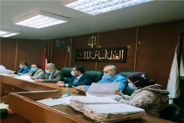 سيدة تعمل أمين سر جلسة في محاكم مجلس الدولة بدمياط