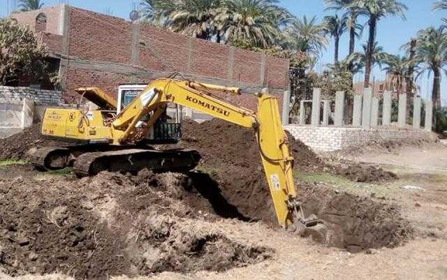 محافظ أسيوط يناقش مع مسئولي الري الموقف التنفيذي لتبطين وتأهيل الترع بقرى المحافظة