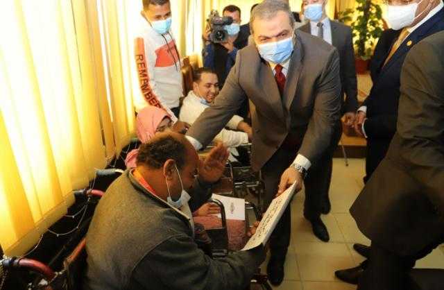 وزير القوى العاملة يسلم 208 عقود عمل لذوي الهمم والعزيمة بالفيوم.. صور