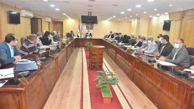محافظ أسيوط يتابع توفير الأراضي المطلوبة لإقامة مشروعات تطوير الريف