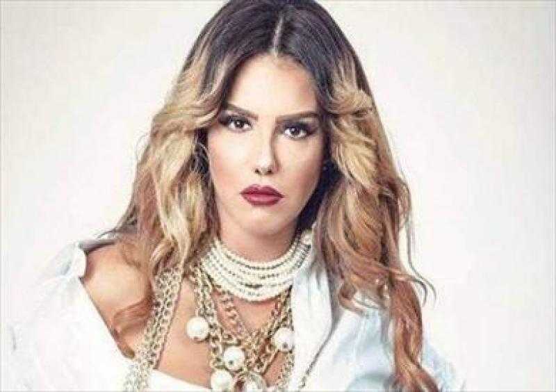 دنيا عبدالعزيز تخطف الأنظار بالأسود وكولون شفاف