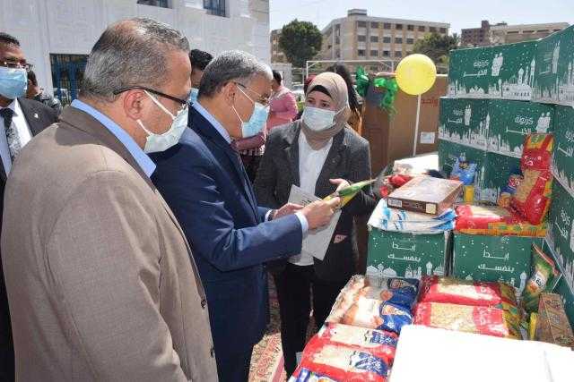 محافظ المنيا يتفقد مشروع ”قدرة الخير” للأسر الأكثر احتياجا ويسلم أجهزة عرائس.. صور