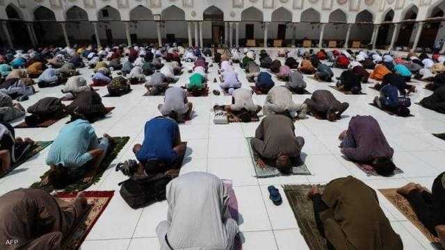 شؤون الحرمين توزع عدد من المظلات على المعتمرين