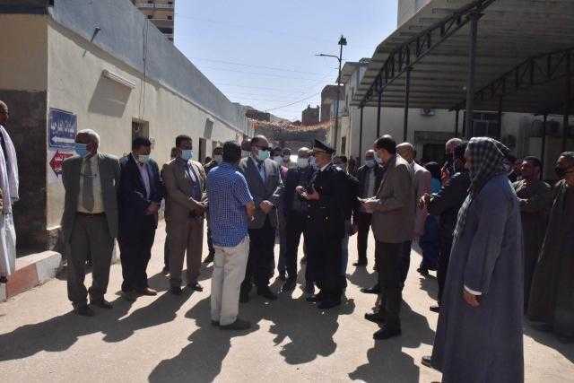 محافظ أسيوط يزور مصابي حادث تصادم طريق البحر الأحمر بالمستشفى الجامعي
