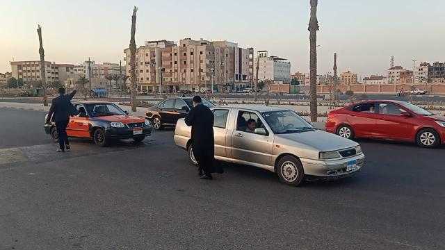 فيها حاجة حلوة.. راعي كنيسة بالغردقة يوزع التمر والعصير على المسلمين وقت الإفطار