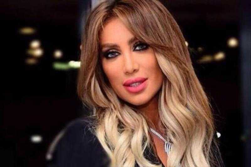 مايا دياب تتزين بفستان الزهرة
