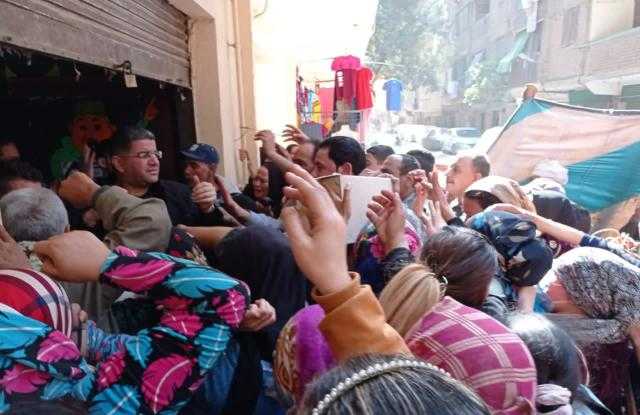 قبطي يوزع 1200 كرتونة رمضانية بالجيزة ويؤكد ”مصر نسيج واحد”