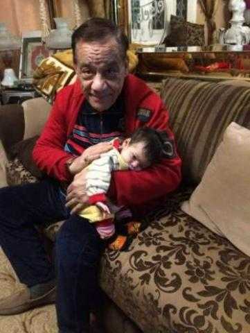 حلمى بكر ينهار بالبكاء على الهواء: ”بحط راسي تحت رجلي عشان بنتي”.. فيديو