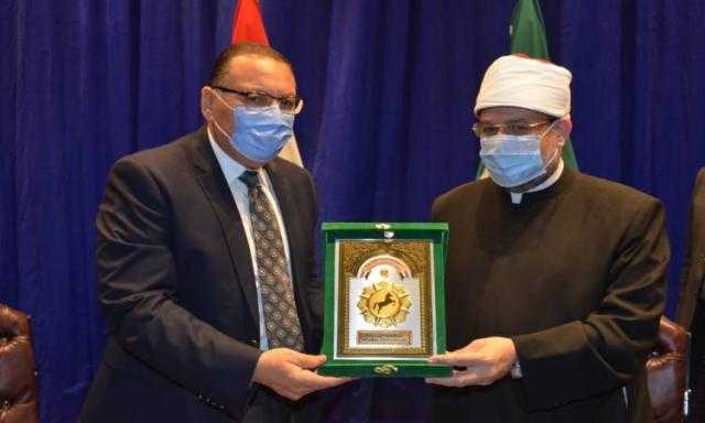 محافظ الشرقية يهدى وزير الأوقاف درعا لجهوده الدعوية والوطنية