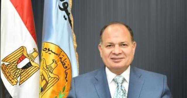 محافظة أسيوط يضع أكليل زهور على النصب التذكارى لشهداء بنى عدى
