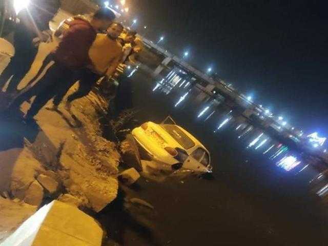 إنقاذ سائق سقطت سيارته في قناة الاتصال ببورسعيد