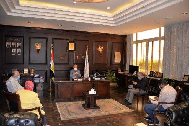 محافظ الأقصر يبحث مع مسئولي الصحة استعدادات المحافظة لمجابهة كورونا.. صور