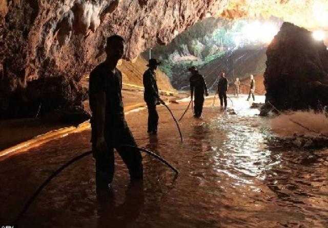 متطوعون يغادرون كهفا في فرنسا بعد قضاء 40 يوما فيه