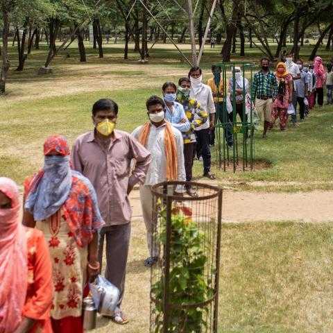 تعثر حملة التطعيم بالهند مع اقتراب الإصابات اليومية بكورونا من 400 ألف