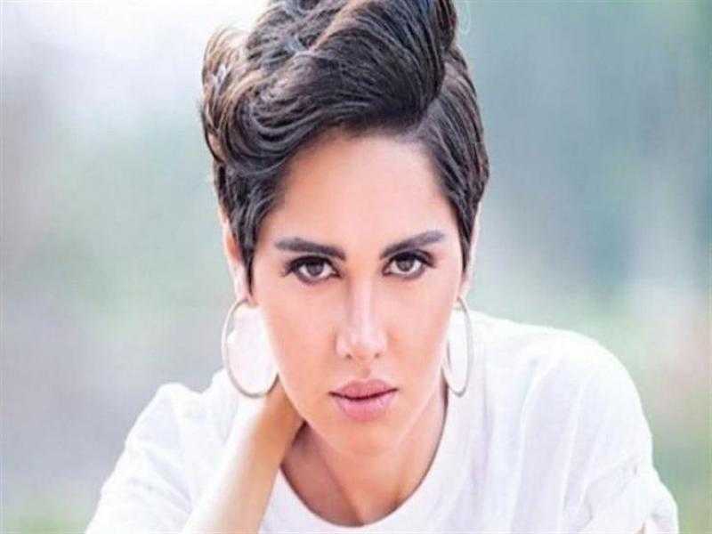 من السيارة.. ياسمين رئيس بإطلالة كاجوال تخطف الأنظار