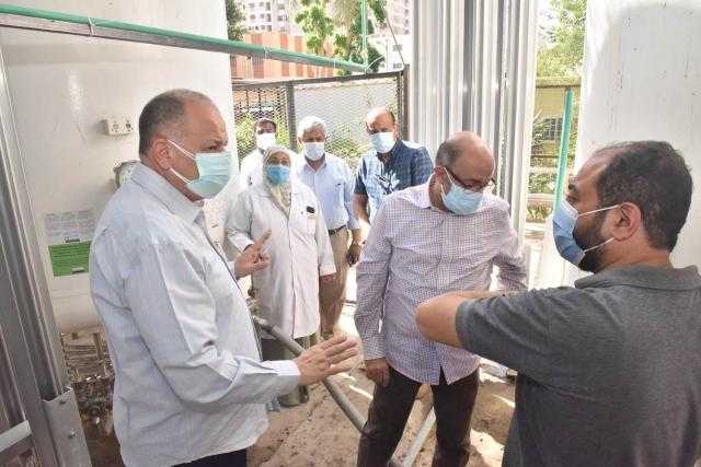 محافظ أسيوط يتفقد مستشفيي الصدر والحميات لمراجعة مخزون الأكسجين.. صور