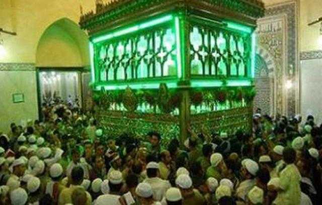 ما حكم زيارة الأضرحة ومقامات الصالحين؟