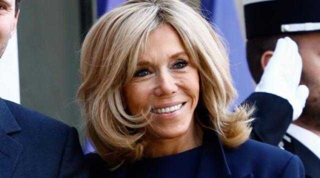 بالفيديو.. شعر زوجة ماكرون يثير جدلا في فرنسا