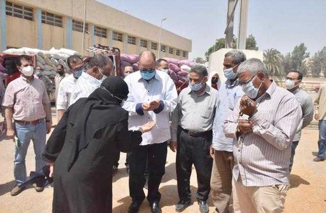 محافظ أسيوط يتفقد صوامع شركة مطاحن مصر الوسطى لمتابعة توريد القمح