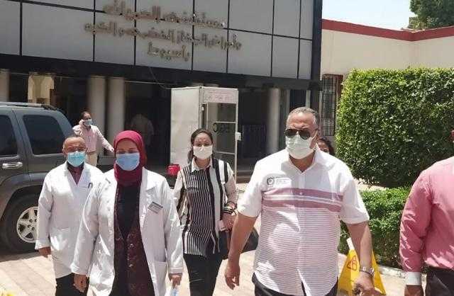 سكرتير مساعد المحافظة يزور مستشفيات الصدر والحميات بحيي شرق وغرب أسيوط| صور