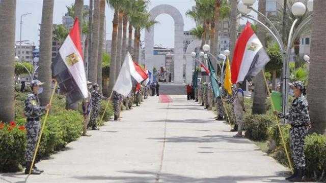 محافظ دمياط تضع إكليلا من الزهور على النصب التذكارى للشهداء