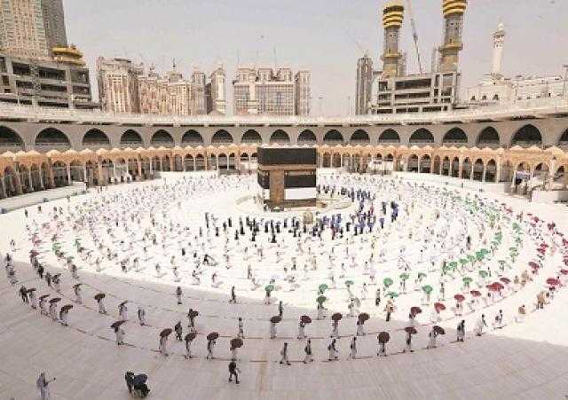 جموع المصلين يؤدون صلاة القيام ليلة 27 في المسجد النبوي