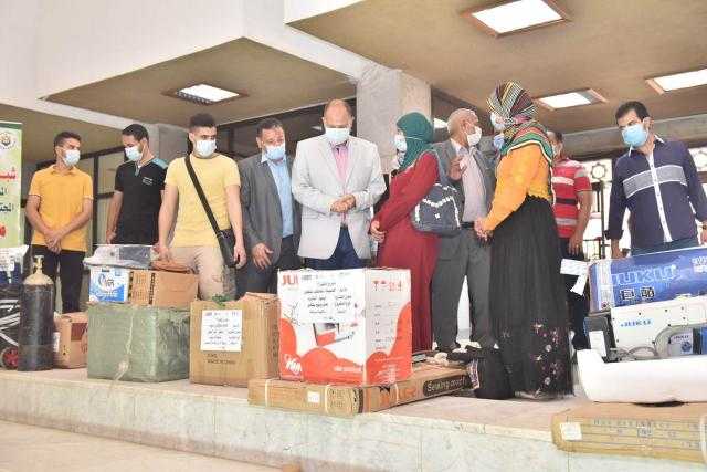 محافظ أسيوط يوزع 20 مشروعا لـ25 شابا وفتاة ضمن مشروع ”تمكين 2”