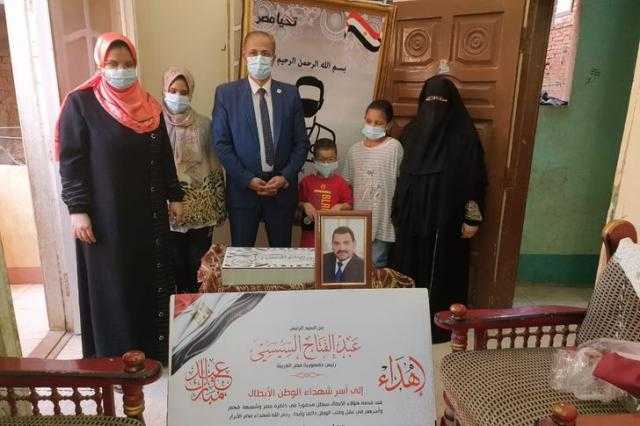 شاهد بالفيديو.. هدايا الرئيس السيسي لشهداء الأطقم الطبية بمناسبة عيد الفطر