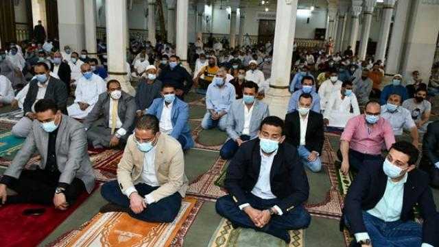 محافظ الفيوم يؤدي صلاة عيد الفطر المبارك بمسجد ناصر الكبير