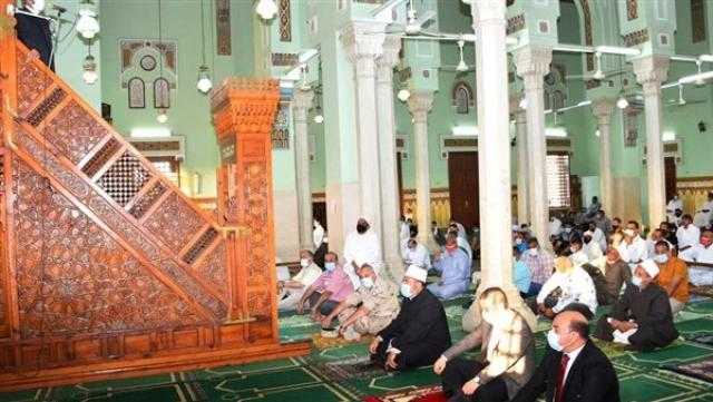 محافظ أسوان يؤدي صلاة العيد وسط تطبيق الإجراءات الاحترازية