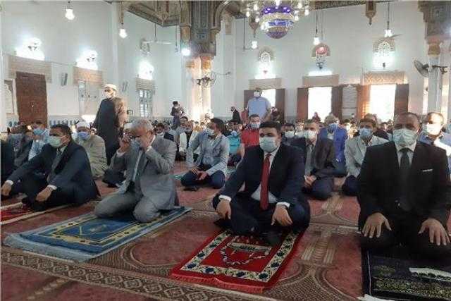 محافظ السويس يؤدى صلاة عيد الفطر بمسجد بدر ببورتوفيق