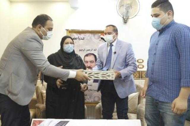 رئيس جامعة بني سويف يسلم هدية الرئيس السيسي لأسرة شهيدة القطاع الطبي