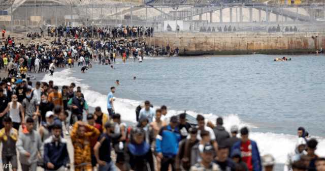 بالفيديو.. شاهد: تراشق بالحجارة بين الأمن المغربي والعائدين من سبتة