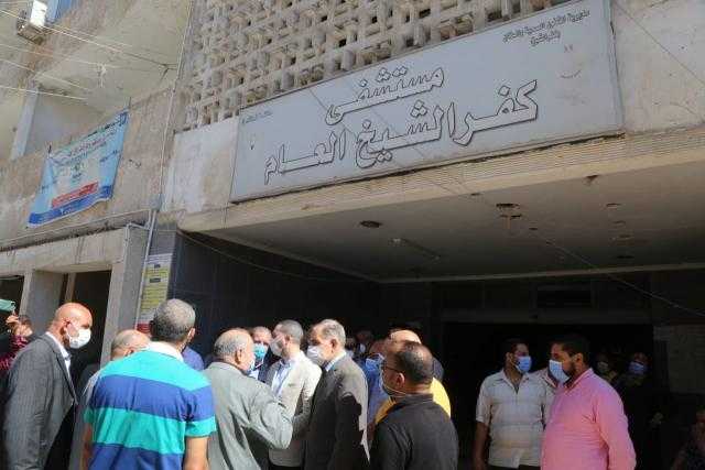 محافظ كفر الشيخ ونائبه يتفقدان المستشفي العام .. صور