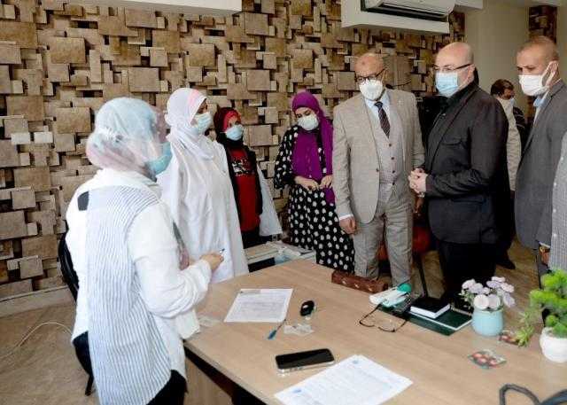 محافظ بني سويف يتابع أول يوم عمل للفرق المتحركة للتطعيم بلقاح كورونا