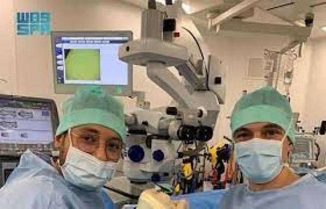 فكرة مبتكرة يطبقها طبيب سعودي مبتعث لفرنسا تعيد البصر لمريض فرنسي