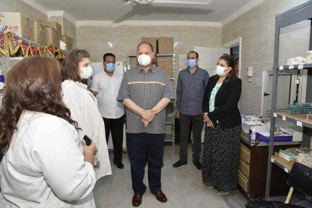 محافظ أسيوط يتفقد مركز تطعيم المواطنين بلقاح فيروس كورونا