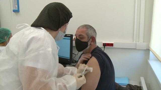 شاهد.. الإمارات تطلق أول حملة لقاحات كورونا في مخيمات شمال العراق