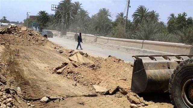بدء أعمال تطوير ورفع كفاءة مزلقان بهاريف في أسوان