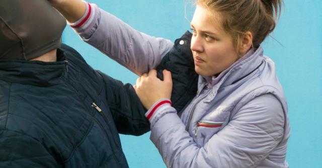 كيف يدعم الأزواج زوجاتهم وبناتهم عند تعرضهن للتحرش.. هند البنا تجيب 