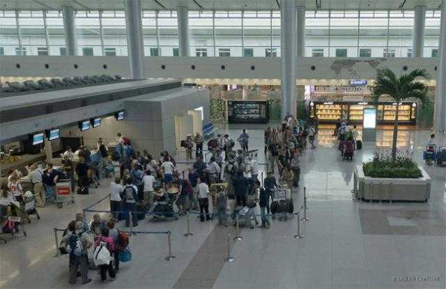 فيتنام تغلق مطار هانوي أمام الرحلات الوافدة بعد اكتشاف سلالة جديدة من كورونا