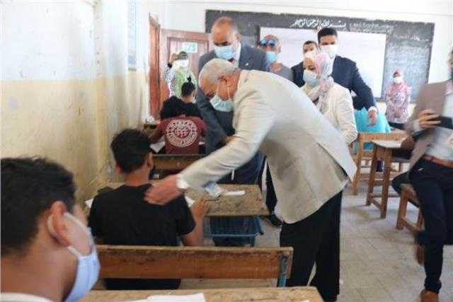 محافظ السويس يتفقد امتحانات الشهادة الإعدادية