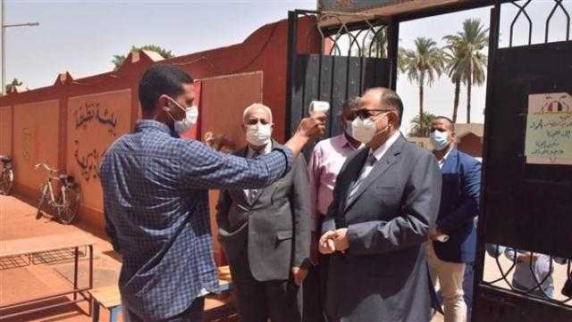 محافظ أسيوط: 78 ألف يؤدون امتحانات الإعدادية في 426 لجنة