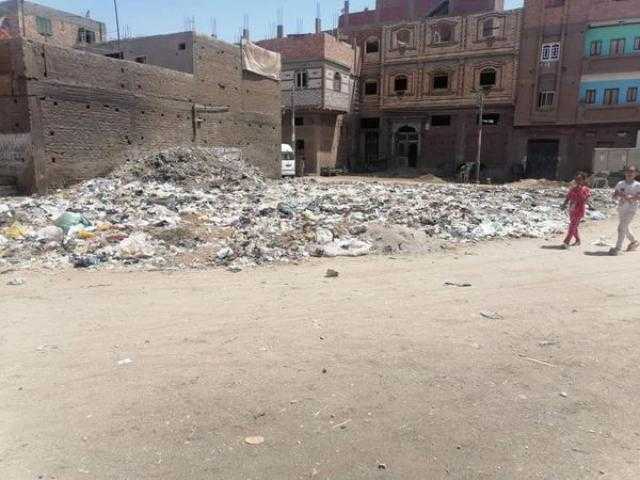 أهالي سمهود بقنا يستغيثون بالمحافظ بسبب «القمامة»