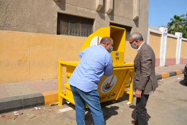 محافظ القليوبية يتابع تجربة وضع صناديق قمامة صديقة للبيئة بشوارع بنها.. صور