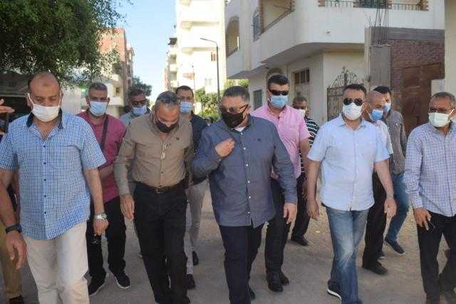 استجابة لشكاوى المواطنين.. محافظ البحر الأحمر يتفقد منطقة خلف السنتر الليبي بالغردقة